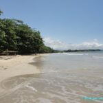 La grande plage de sable blanc de Cahuita au Costa Rica