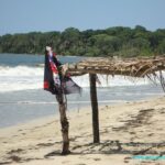 La grande plage de sable blanc de Cahuita au Costa Rica