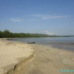 La grande plage de sable blanc de Cahuita au Costa Rica