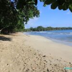 La grande plage de sable blanc de Cahuita au Costa Rica