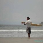 Surfeur sur la plage de Manuel Antonio