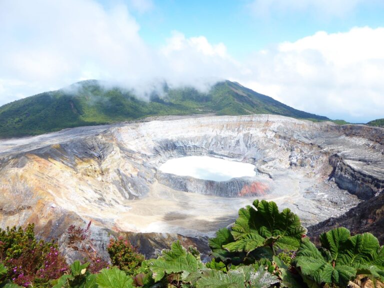 Le cratère du volcan Poás et son lac, dans la Vallée Centrale
