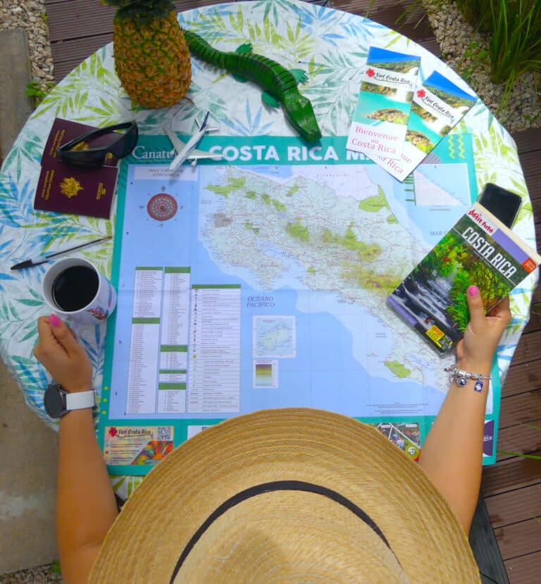 Préparation d'un itinéraire&nbsp;: carte du Costa Rica, guide et passeport sur une table