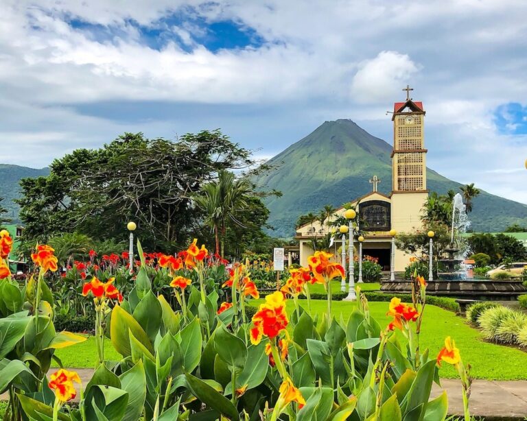 L'église de La Fortuna et le volcan Arenal, dans les Plaines du Nord