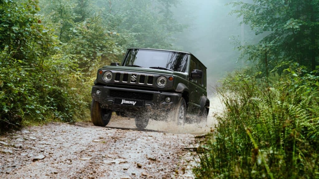 Suzuki Jimny 4x4 de location sur une piste en forêt au Costa Rica