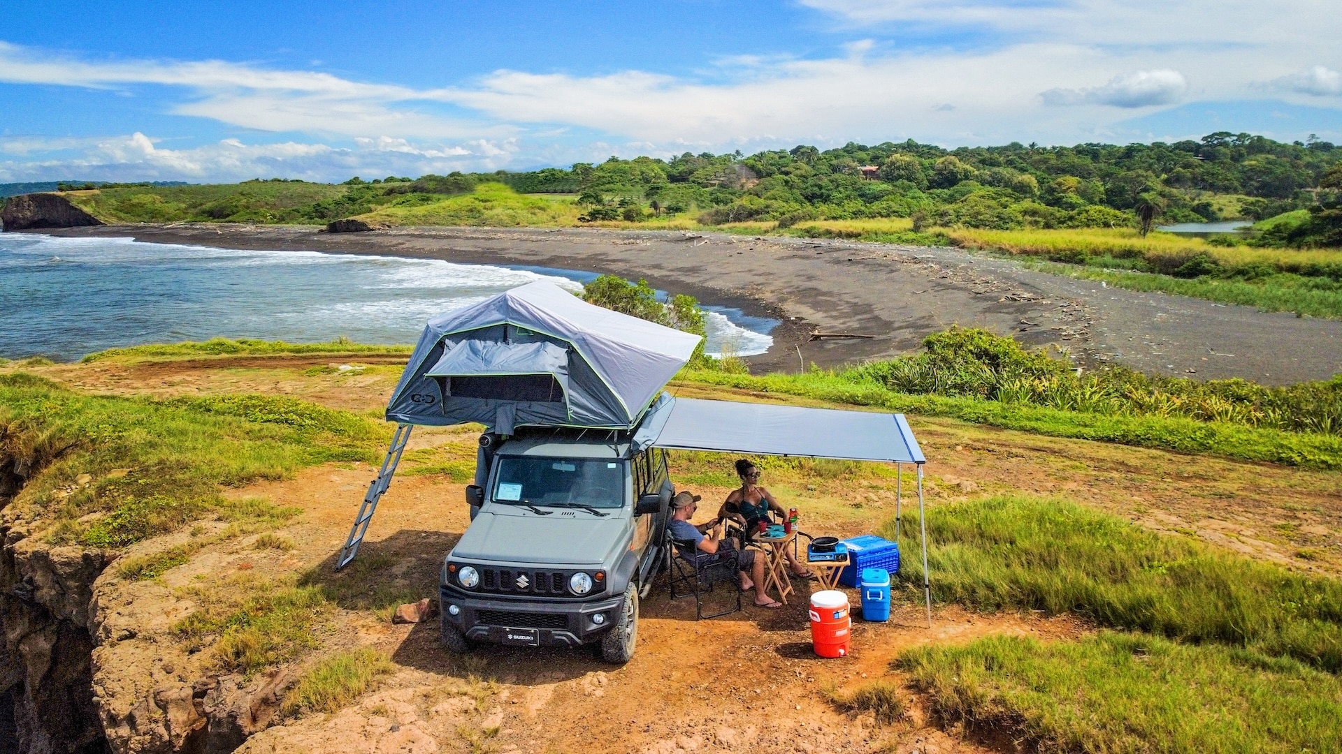 Envolez-vous vers le Costa Rica et vivez un road trip unique en campervan 4x4 aménagé. Compact comme un van, confortable comme un petit camping-car, il vous emmène hors des sentiers battus, avec WiFi, carte SIM et équipements inclus.
