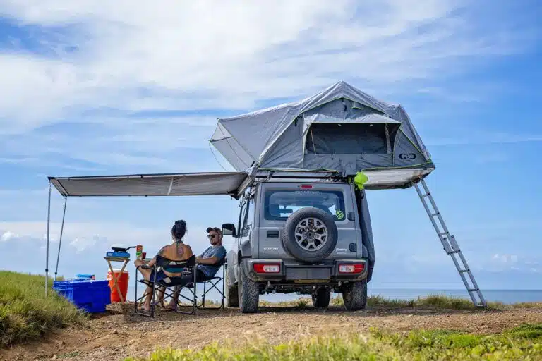 Campervan 4x4 aménagé sur une route du Costa Rica
