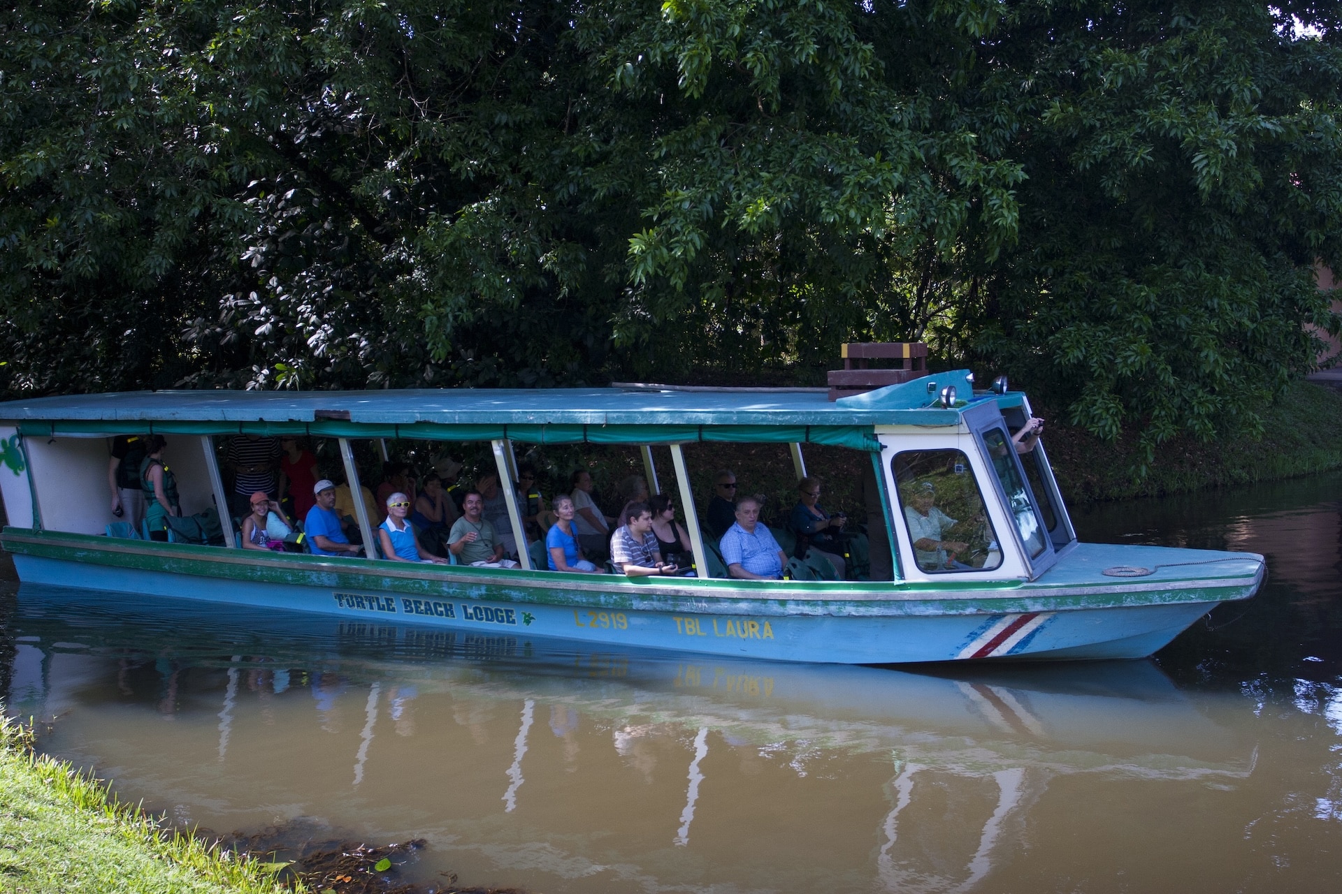 Canaux et forêt du parc national de Tortuguero vus du bateau