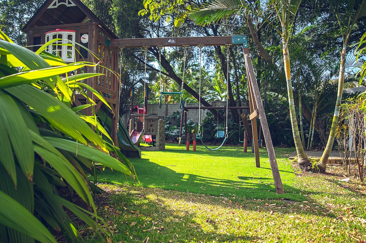 Aire de jeux pour enfants dans les jardins de l'hôtel familial El Rodeo Estancia, au Costa Rica
