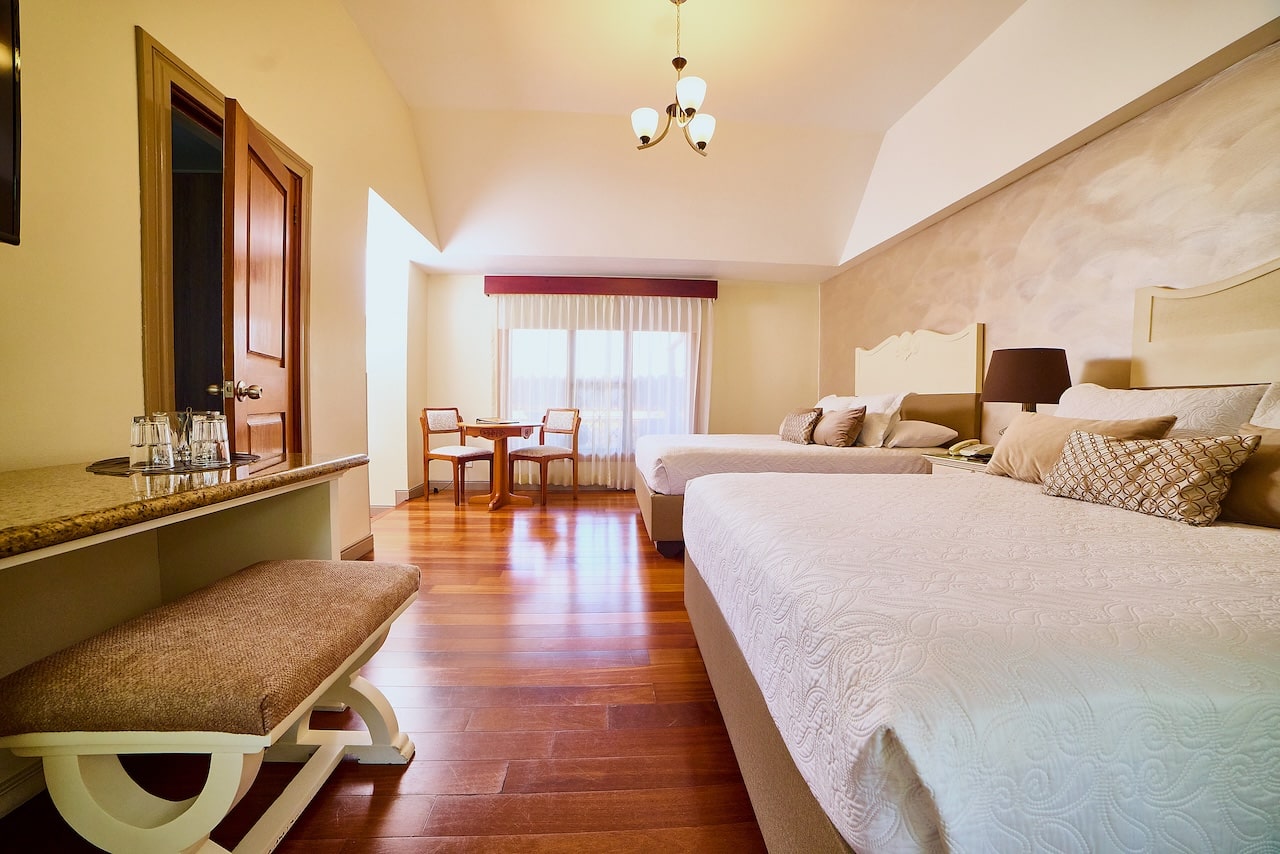 Chambre chaleureuse avec deux lits à l'hôtel El Rodeo Estancia, jusqu'à 4 personnes au Costa Rica