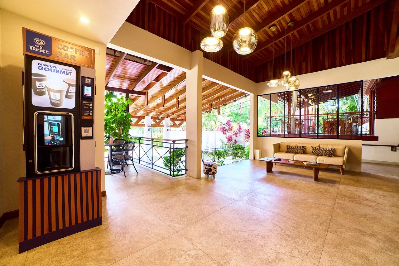 Lobby et coffee bar Café Britt de l'hôtel El Rodeo Estancia, avec coin salon, au Costa Rica