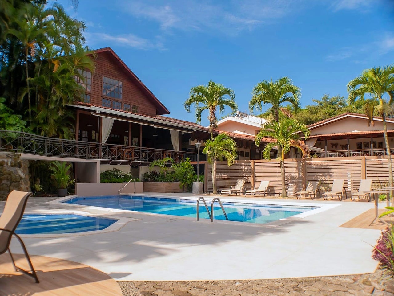 Piscine et bâtiment de l'hôtel El Rodeo Estancia