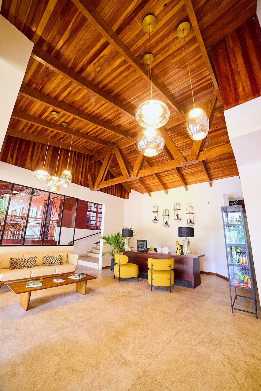 Réception de l'hôtel El Rodeo Estancia sous une haute charpente en bois, à Belén Santa Ana au Costa Rica