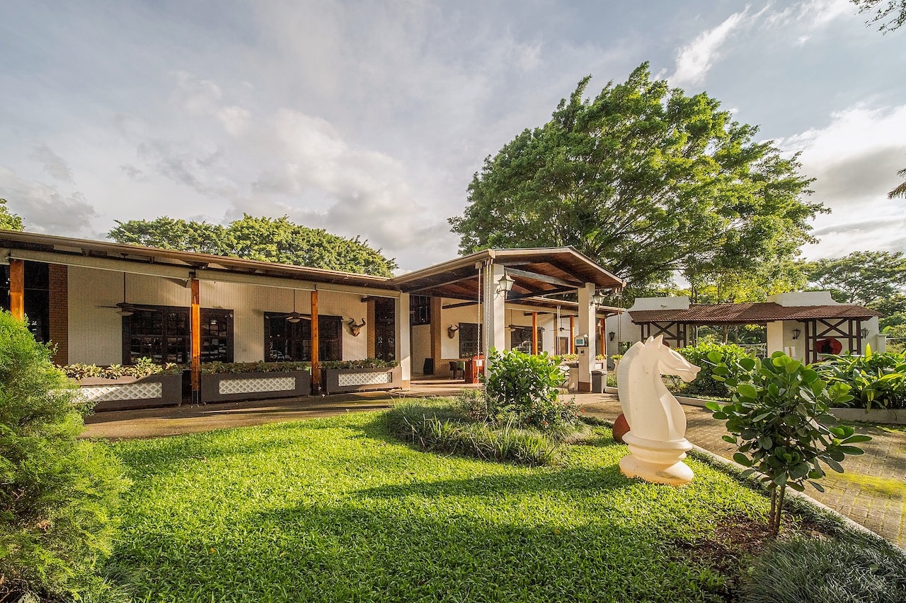 Extérieur du restaurant steak house de l'hôtel El Rodeo Estancia au coucher du soleil, au Costa Rica