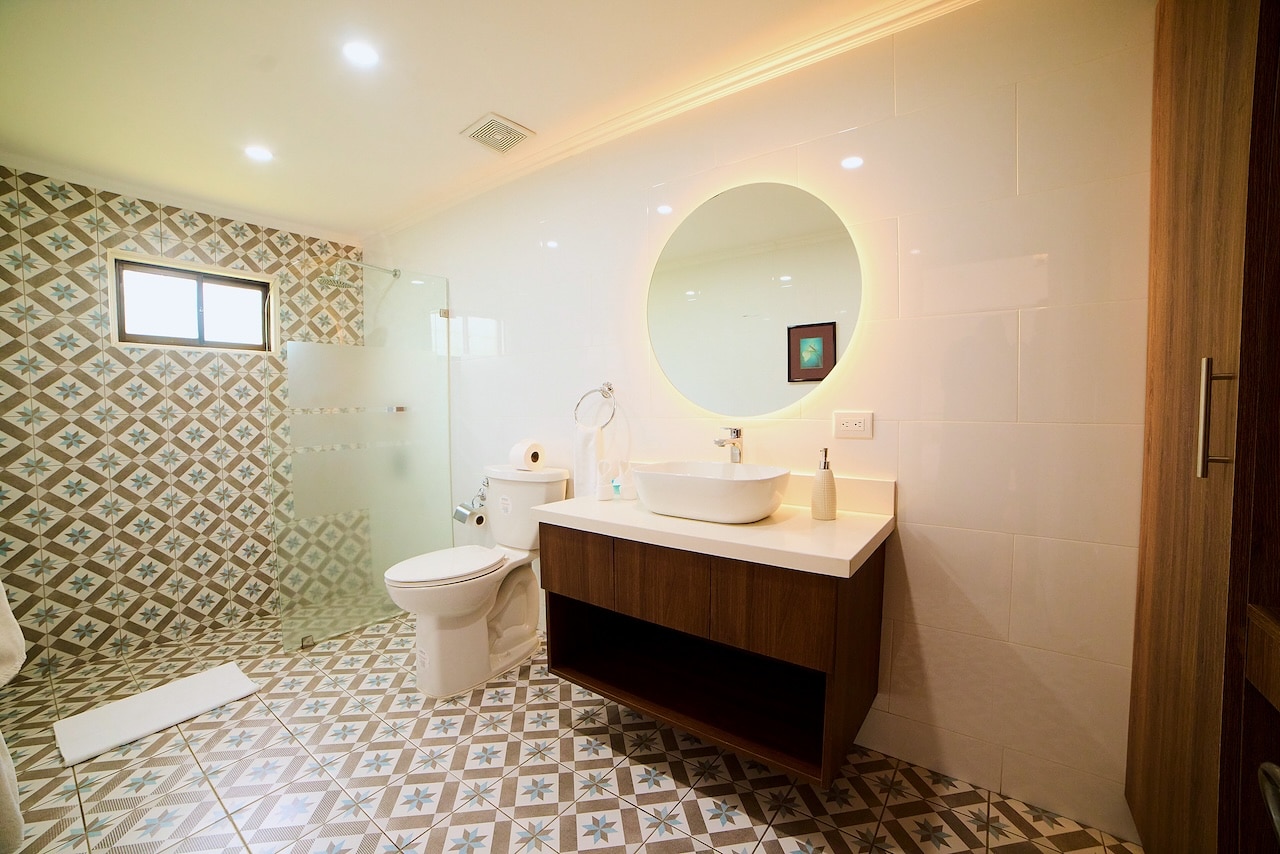 Salle de bain avec douche à l'italienne et carreaux graphiques à l'hôtel El Rodeo Estancia, au Costa Rica