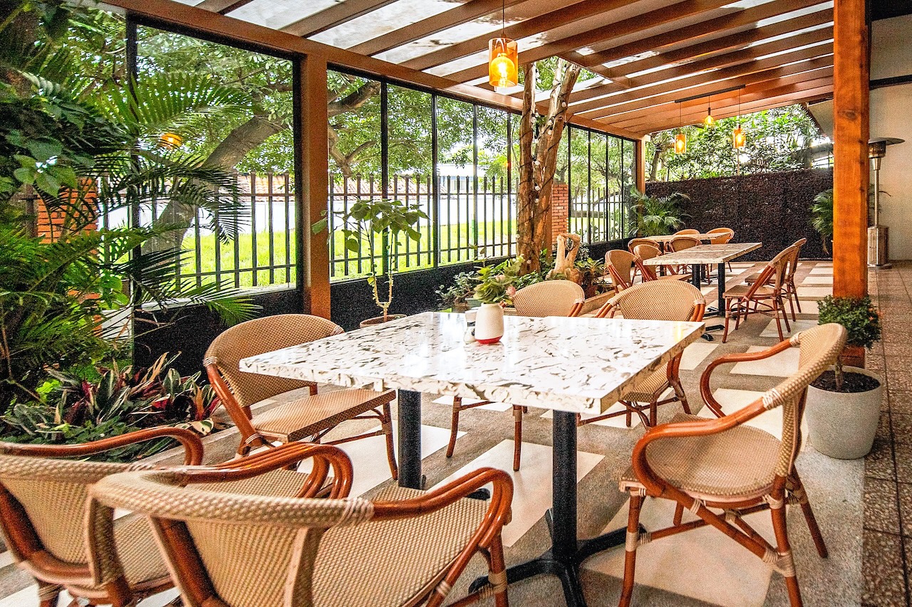 Terrasse couverte du restaurant de l'hôtel El Rodeo Estancia dressée pour le petit-déjeuner, au Costa Rica