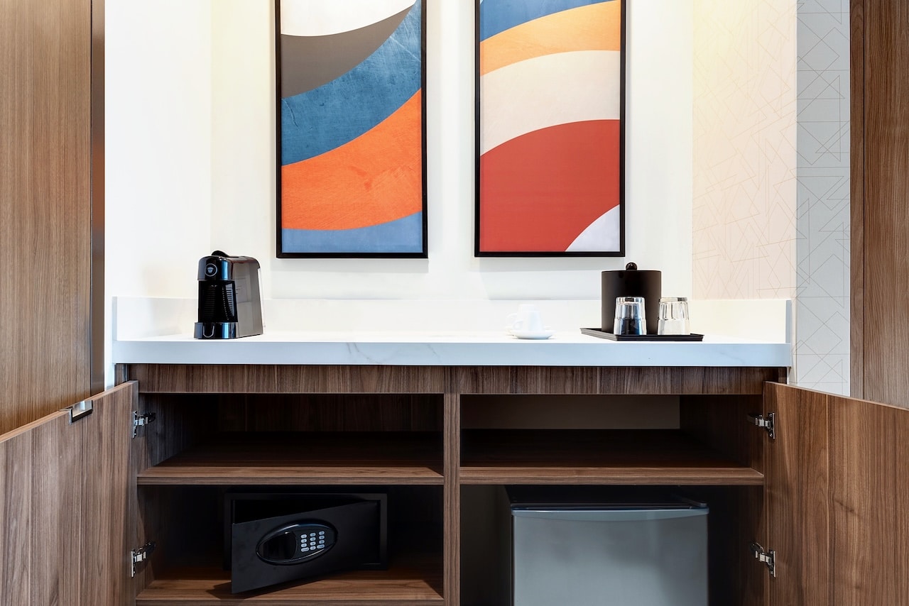 Coin café avec machine, coffre-fort et mini-réfrigérateur en chambre au Hilton Garden Inn San Jose Airport City Mall