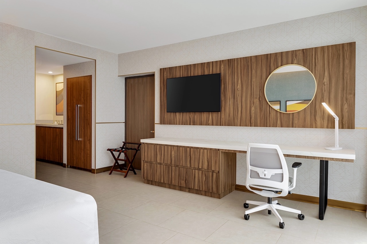 Espace bureau et télévision en chambre au Hilton Garden Inn San Jose Airport City Mall, Costa Rica