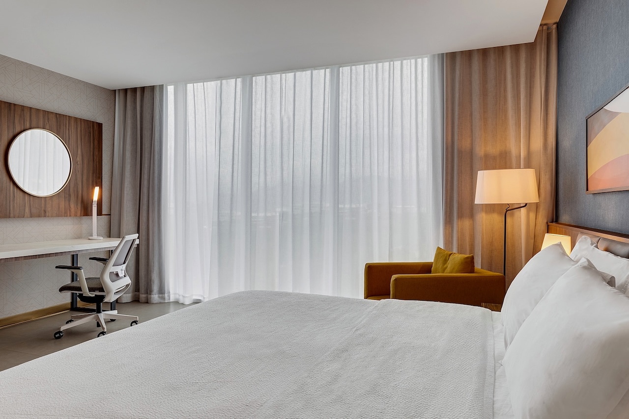 Chambre avec lit king et espace bureau au Hilton Garden Inn San Jose Airport City Mall, proche de l'aéroport SJO