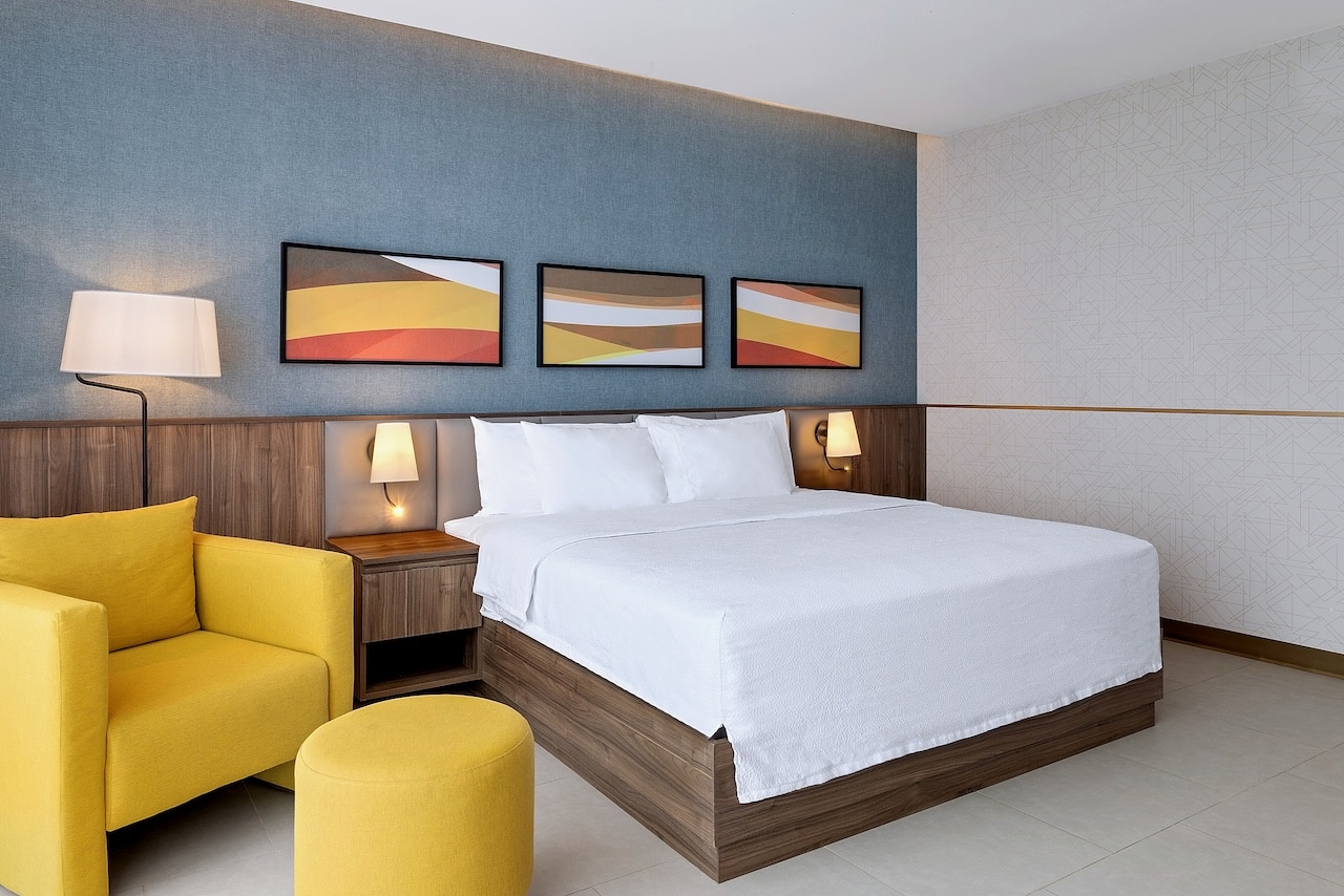 Chambre avec grand lit king au Hilton Garden Inn San Jose Airport City Mall, pour une première nuit reposante au Costa Rica