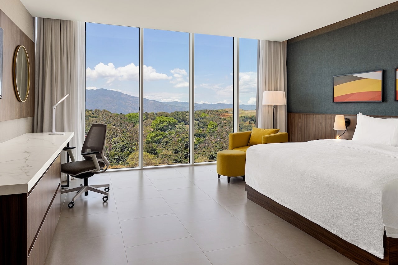 Chambre avec lit king et vue sur la montagne au Hilton Garden Inn San Jose Airport City Mall, Costa Rica