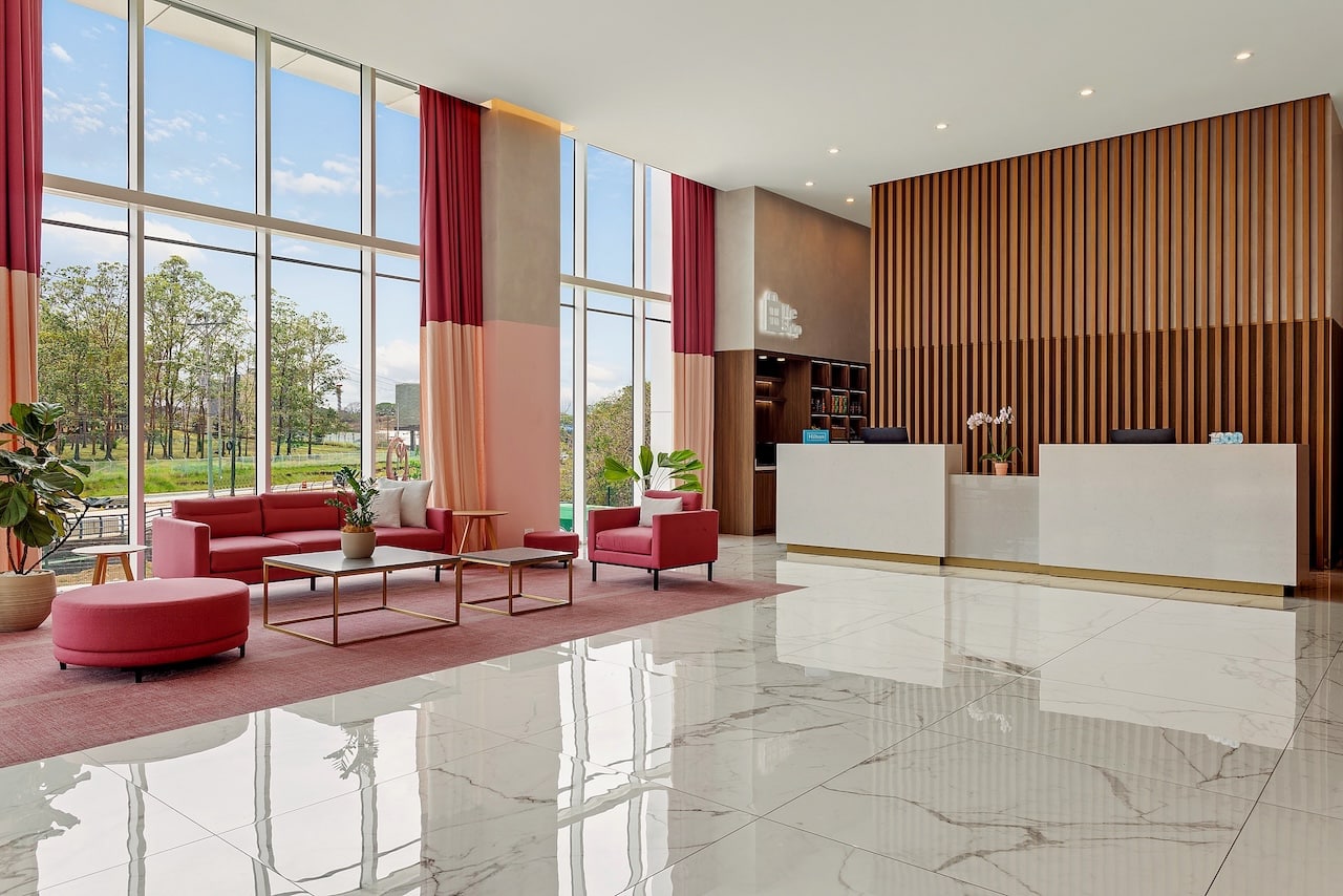 Hall du lobby avec sol en marbre et réception du Hilton Garden Inn San Jose Airport City Mall, hôtel international proche de l'aéroport SJO