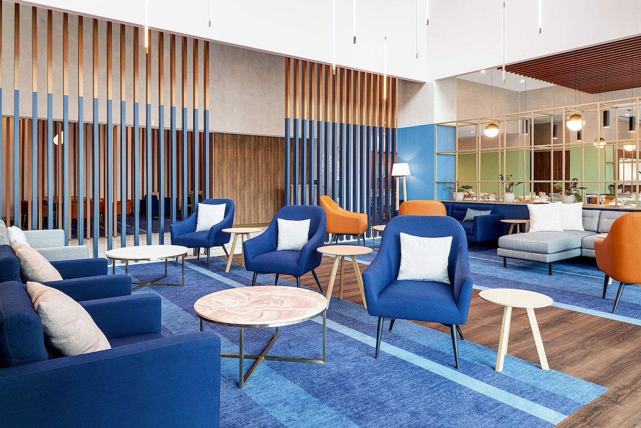 Lobby lounge aux tons bleus du Hilton Garden Inn San Jose Airport City Mall, Costa Rica