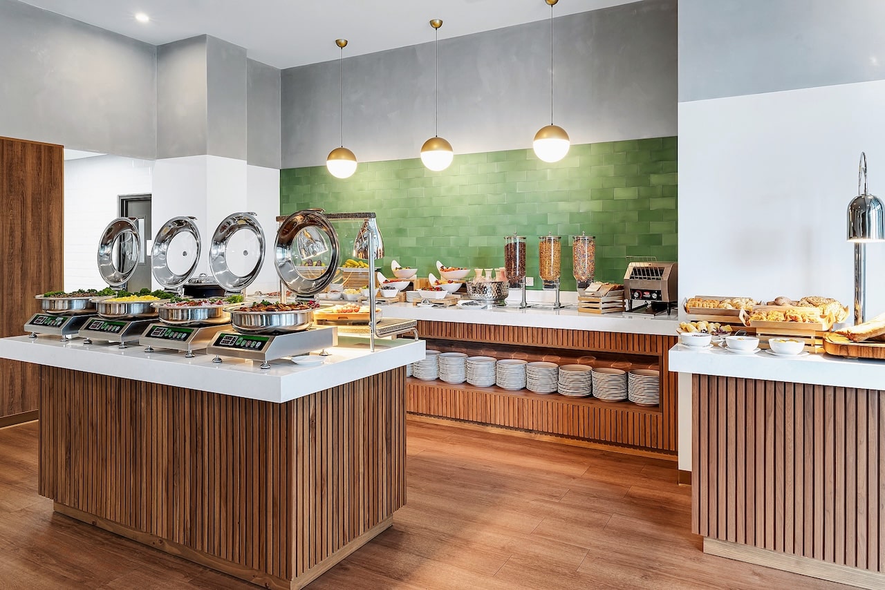 Petit-déjeuner buffet servi au Hilton Garden Inn San Jose Airport City Mall, inclus dans le pack d'arrivée au Costa Rica
