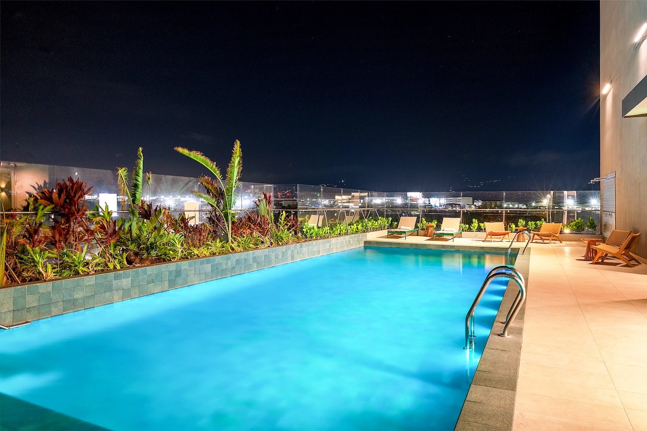 Piscine sur le toit du Hilton Garden Inn San Jose Airport City Mall en soirée
