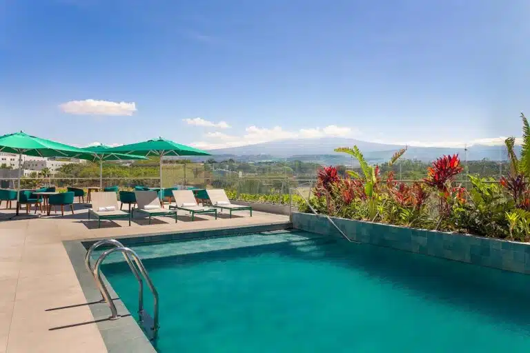 Piscine sur le toit du Hilton Garden Inn, près de l'aéroport de San José