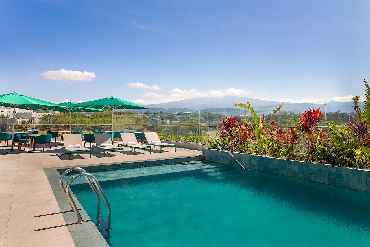 Piscine extérieure chauffée avec vue sur la montagne au Hilton Garden Inn San Jose Airport City Mall, Costa Rica