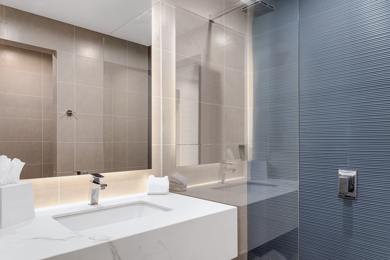 Salle de bain avec douche à l'italienne au Hilton Garden Inn San Jose Airport City Mall, Costa Rica