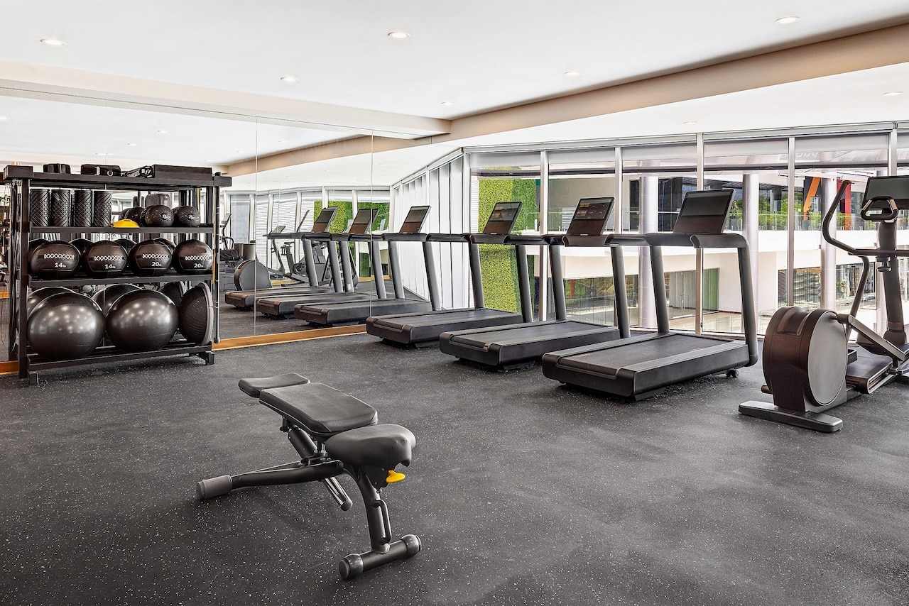 Salle de sport avec tapis de course au Hilton Garden Inn San Jose Airport City Mall, proche de l'aéroport de San José