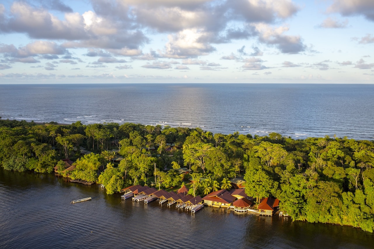 Lodge au bord du canal dans le parc national de Tortuguero, pack Tortuguero