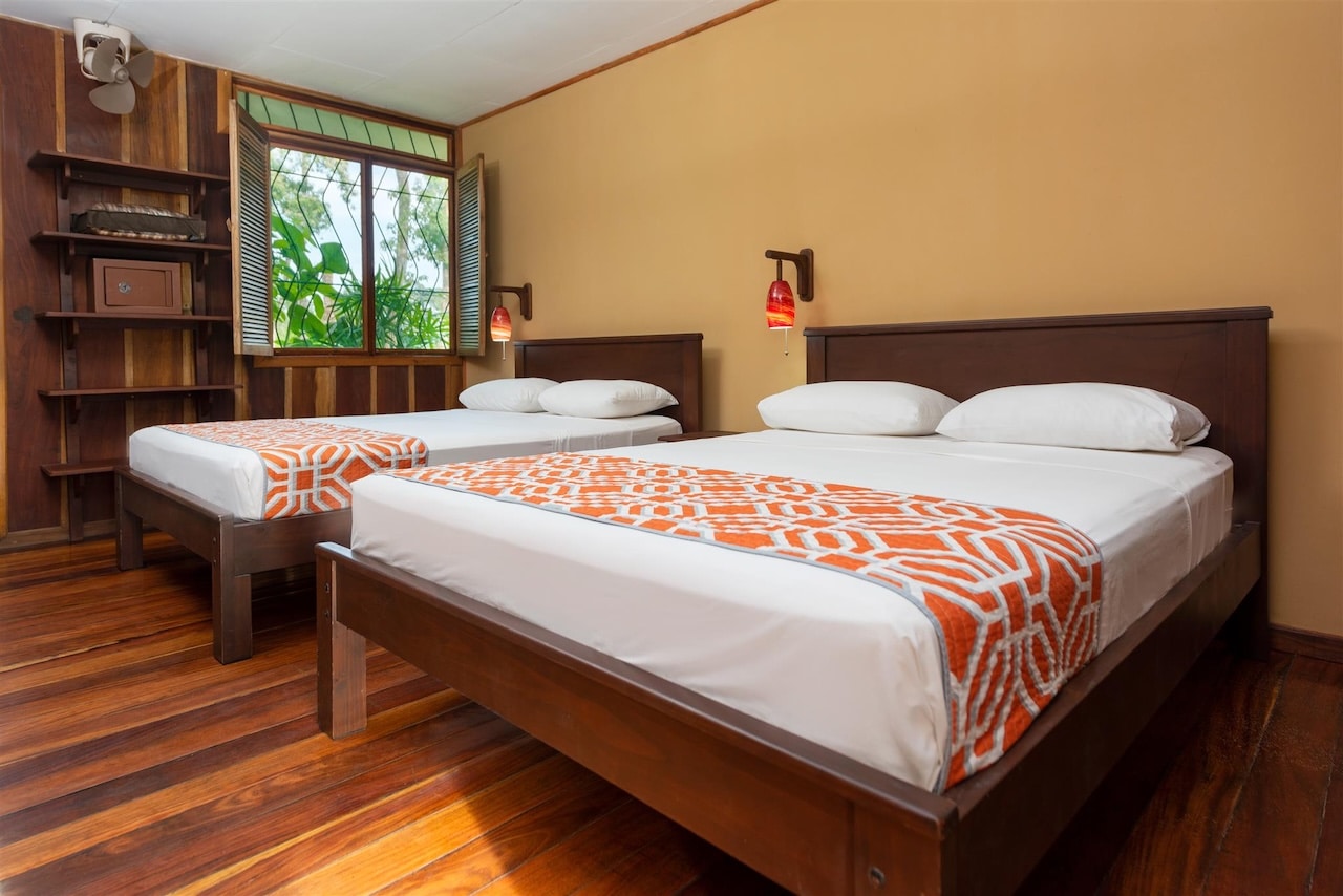 Chambre en bois du Laguna Lodge Tortuguero, lit et mobilier en bois local, Costa Rica