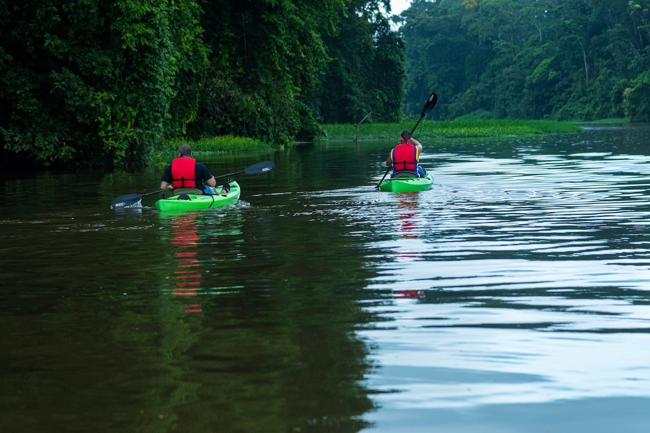 Jardins du Laguna Lodge Tortuguero au bord du canal