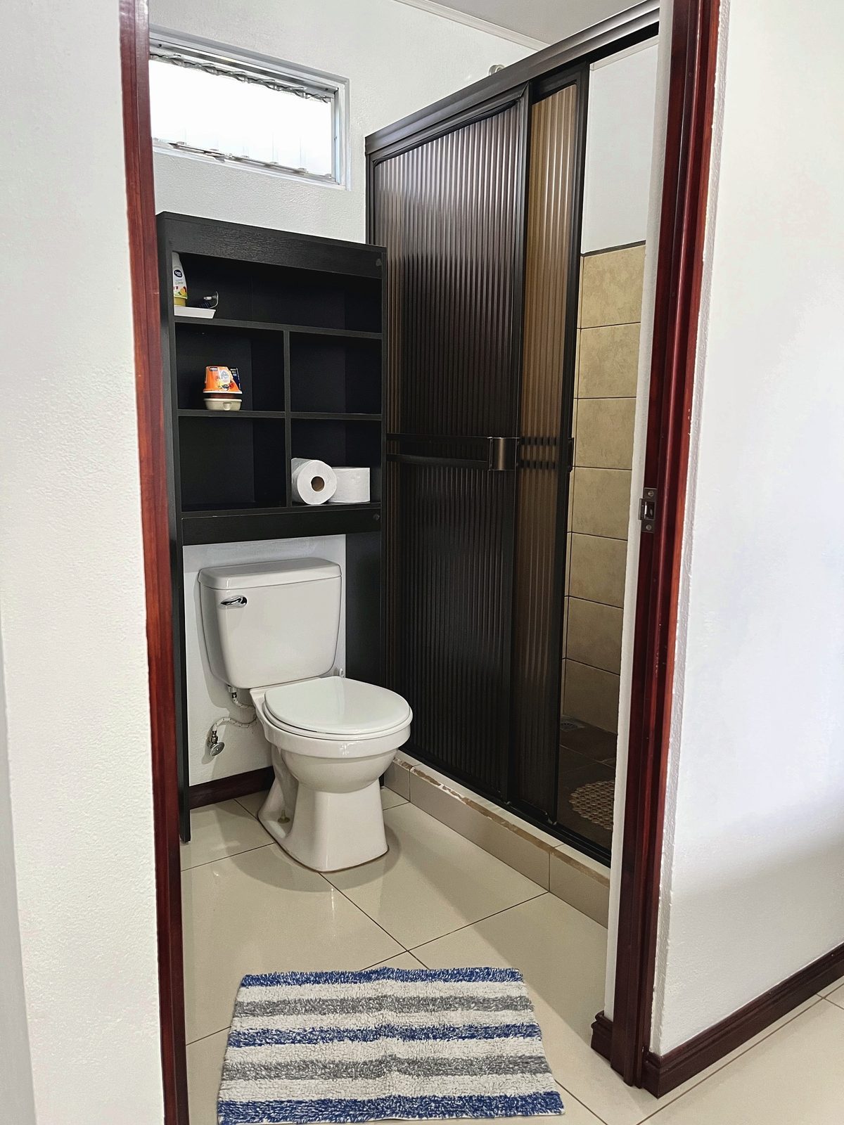 Salle de bain privée avec douche de la chambre d'hôtes Chez Vincent à Alajuela