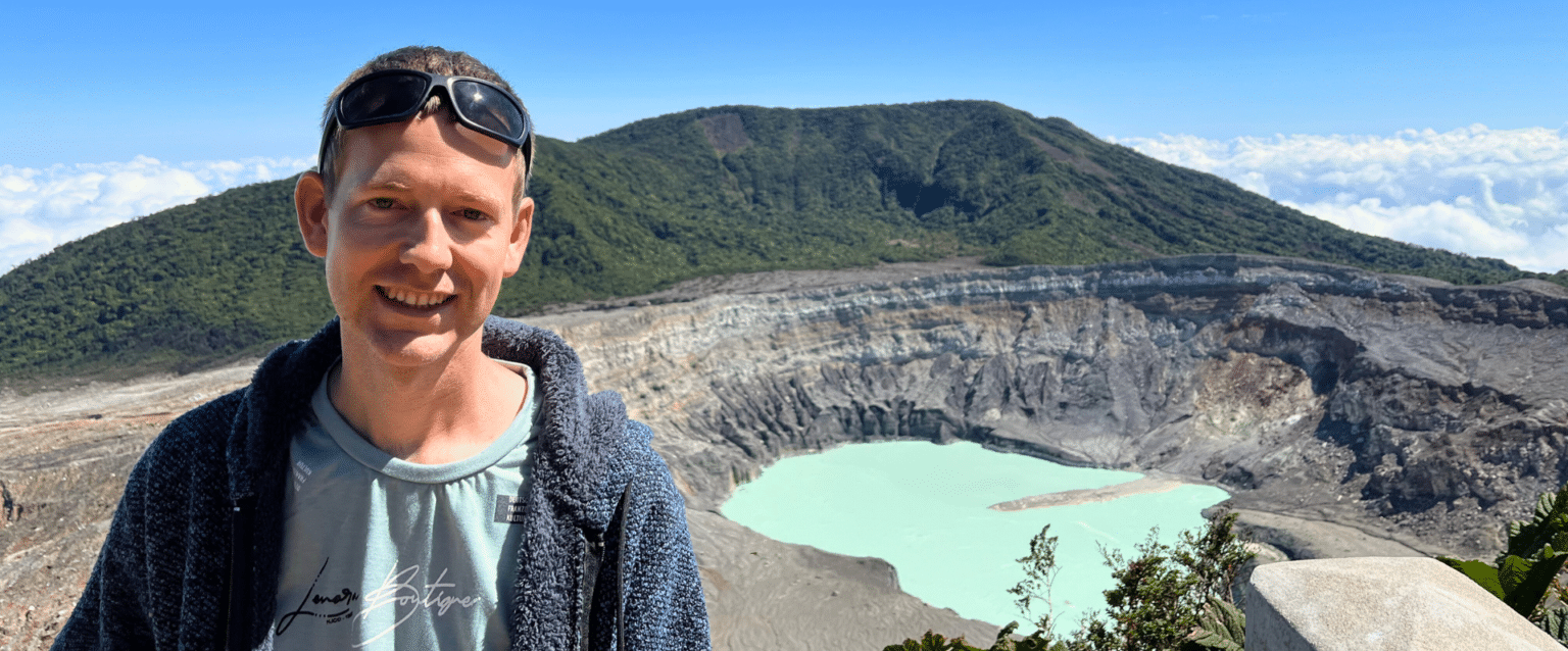Vincent Varenne au bord du cratère du volcan Poás, au Costa Rica