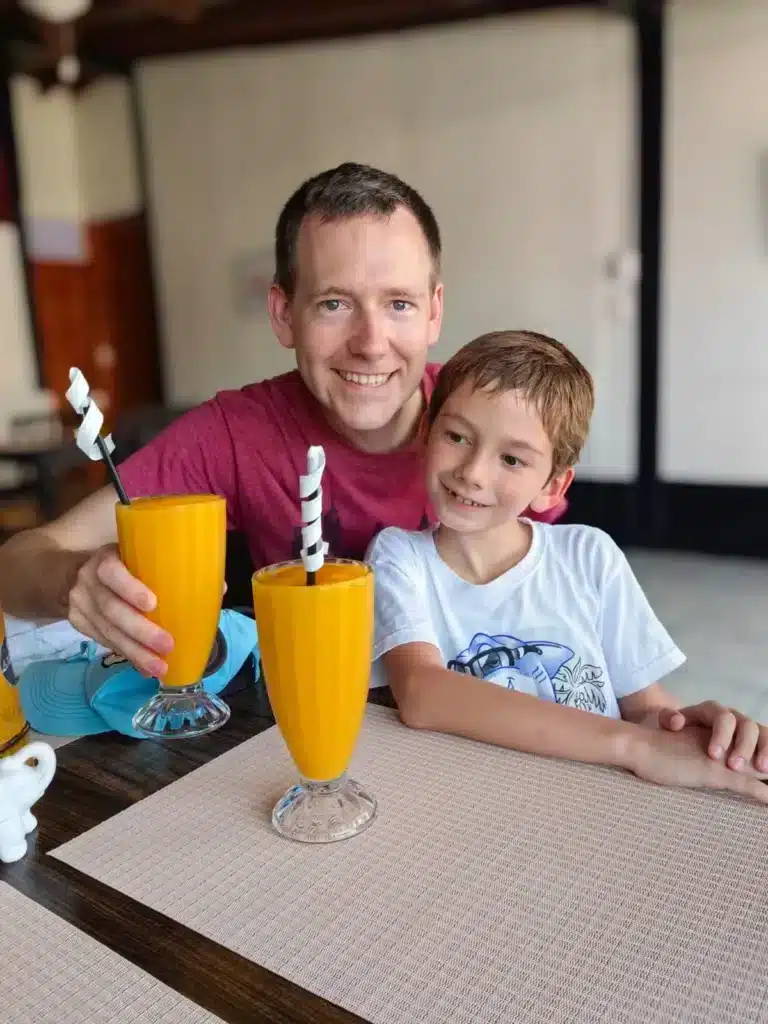 Vincent Varenne et son fils avec deux batidos au Costa Rica
