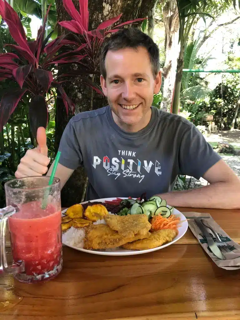 Vincent Varenne devant un casado au poisson, péninsule de Nicoya