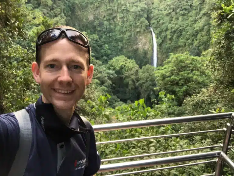 Vincent Varenne au point de vue de la cascade de La Fortuna, région d'Arenal