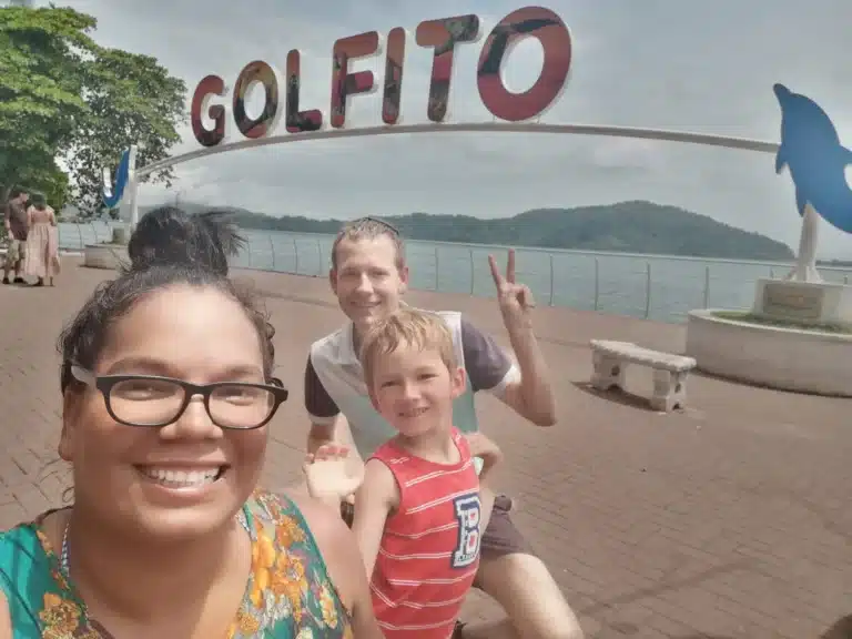 Vincent Varenne en famille sur le front de mer de Golfito