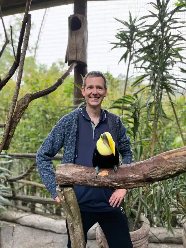 Vincent Varenne avec un toucan à La Paz Waterfall Gardens