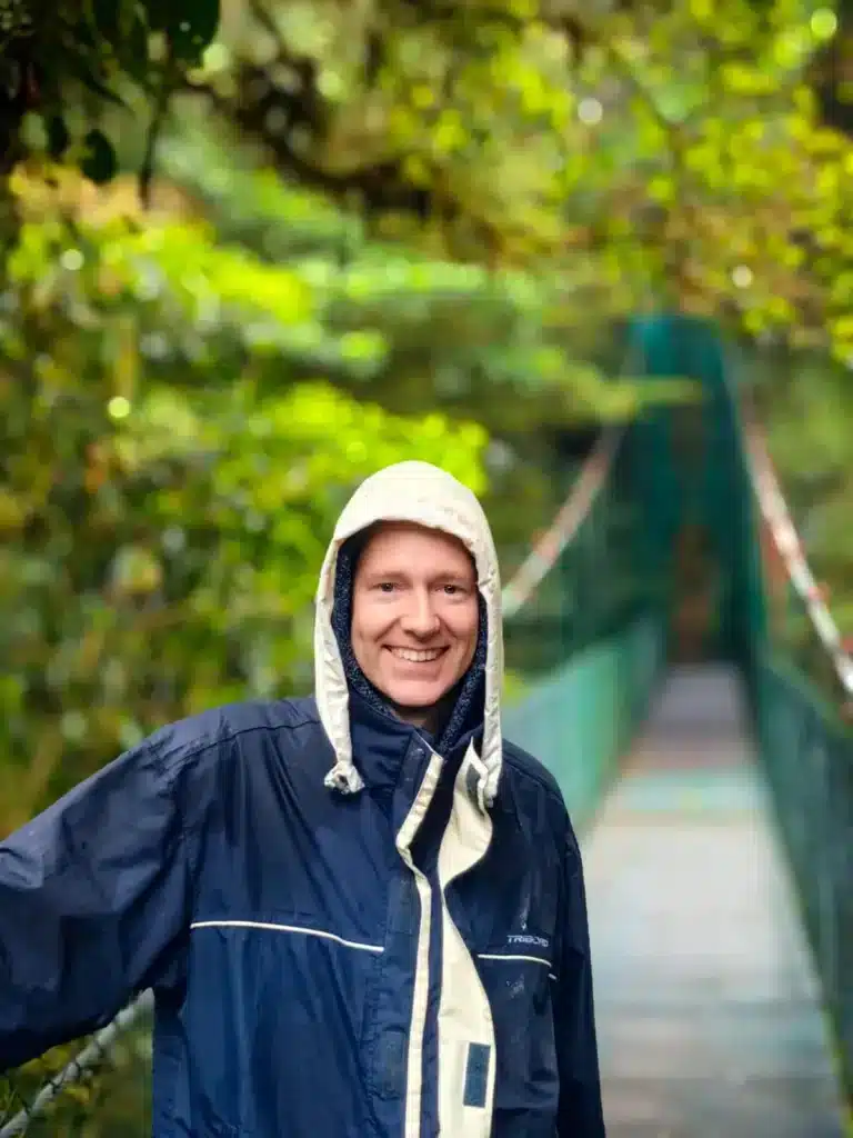 Vincent Varenne sur un pont suspendu en forêt