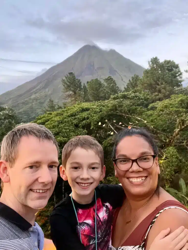 Vincent Varenne en famille devant le volcan Arenal