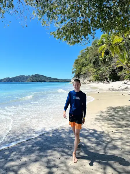Vincent Varenne sur une plage du golfe de Nicoya