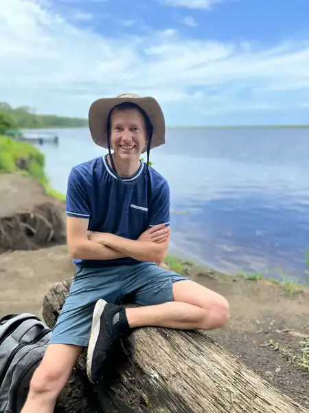 Vincent Varenne au bord de la lagune de Tortuguero