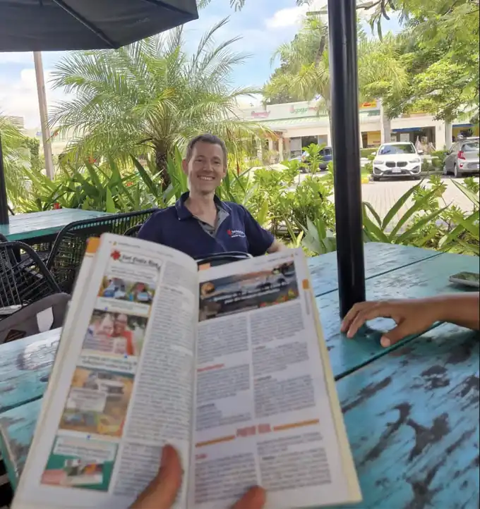 Vincent Varenne lisant le guide du Petit Futé
